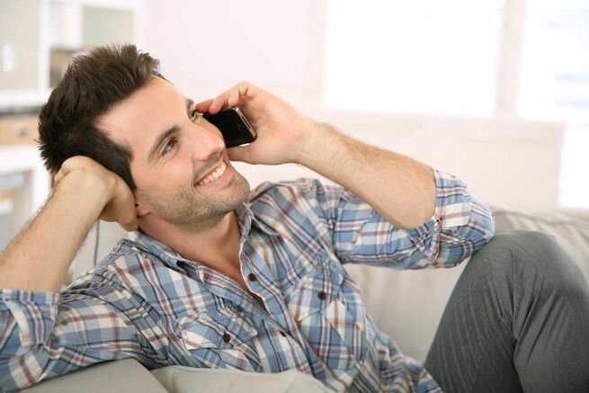 Sajūtot uzbudinājumu, vīrietis ilgi runās ar sievieti pa telefonu